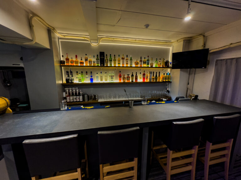 Cafe & Bar 夢幻 代官山のバーカウンター