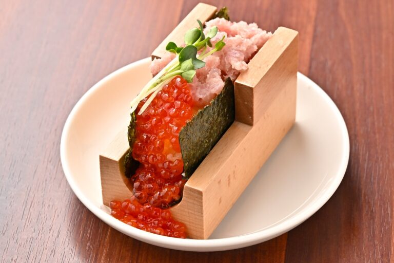 酒場 らいぜん 渋谷のいくらとねぎとろの手巻き